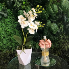 Kit Orquídea Artificial Siliconada Branca Vaso Geométrico + Sabonete Líquido com Bandeja 