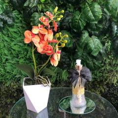 Kit Orquídea Artificial Siliconada Laranja Vaso Geométrico + Sabonete Líquido com Bandeja
